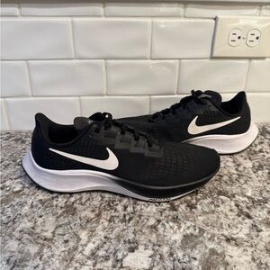 Men’s Nike Pegasus 37 (size 9)